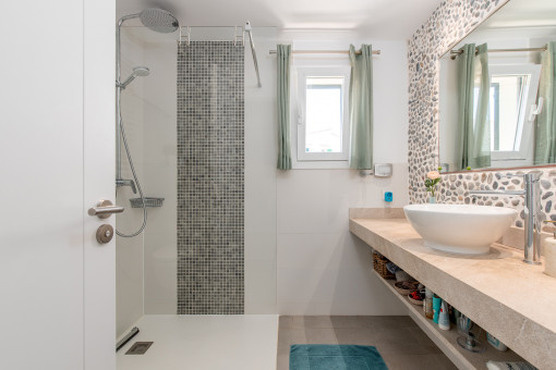 One of 2 bathrooms