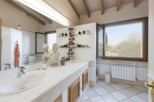 Second upstairs bathroom