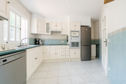 Fully equipped fitted kitchen