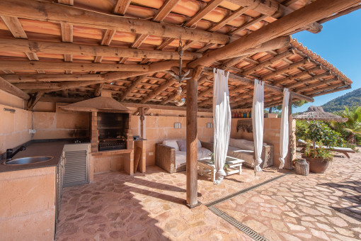 Outdoor kitchen