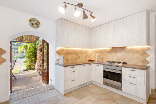 Bright kitchen with direct access to the terrace