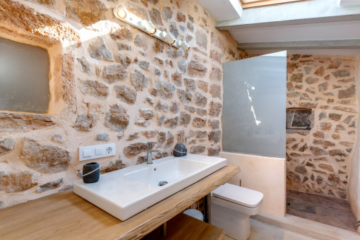 En-suite bathroom in the separate guest room