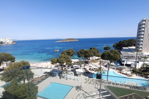 Balcony with sea view and view of the communal pool