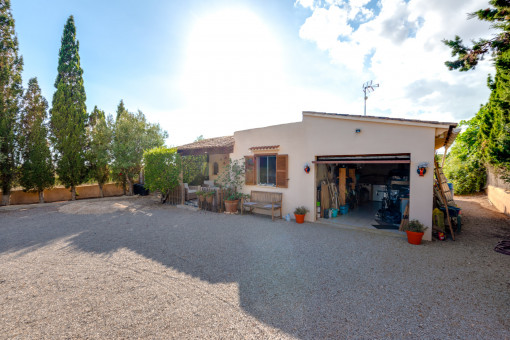 Spacious garage