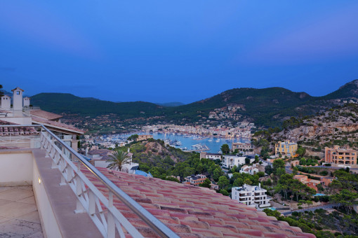 Evening ambiance over the harbor – directly from the terrace