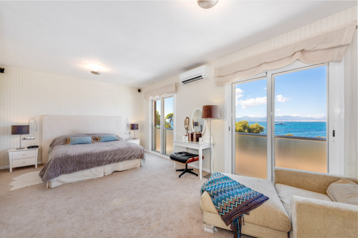 Masterbedroom with sea view