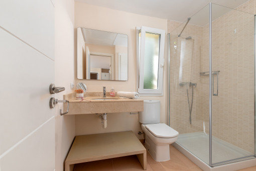 One of 2 bathrooms