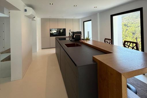 Large kitchen with cooking island and sea view