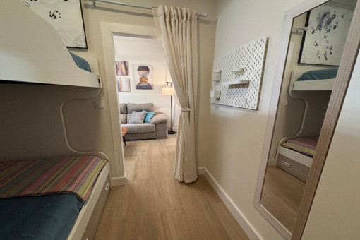 Separate sleeping nook with bunk bed – ideal for children or guests