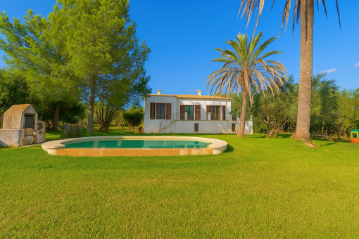 Modernized finca with mountain views, pool and rental license, close to Pollensa old town
