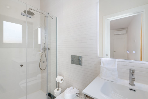 Modern bathroom en Suite with walk-in shower