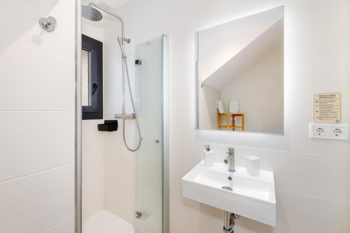 Ensuite bathroom with contemporary design