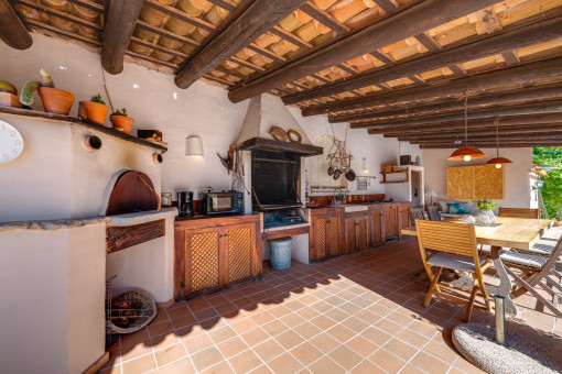 Summer kitchen for enjoyable evenings outdoors (stone oven, barbecue)