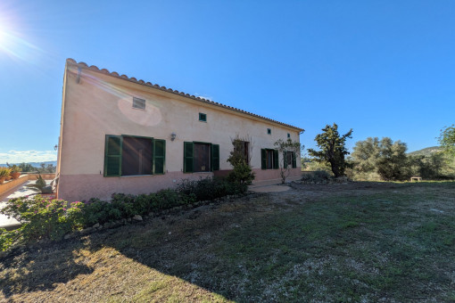 Exterior view of the finca with a well-kept garden area and traditional Mallorcan elements