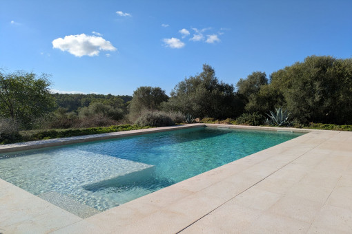 Pool with a shallow entry area – ideal for relaxing by the water