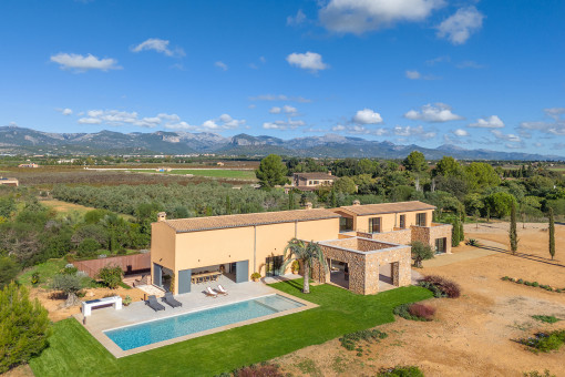 Finca with generous layout across two levels