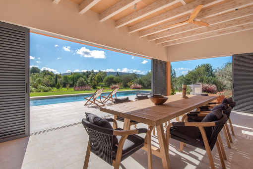 Terrace area with adjustable shading and wind protection