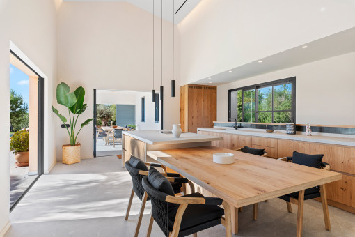 Open dining area with direct access to the outdoors