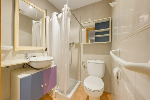 Separate shower bathrooms