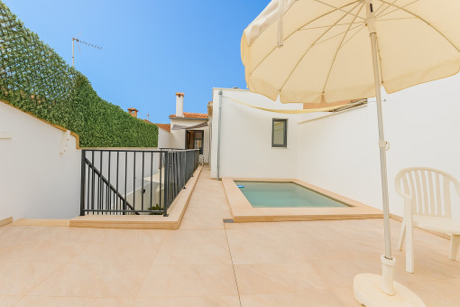 Upper floor with pool and sunny terrace