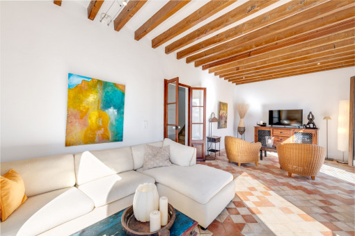 Spacious living room