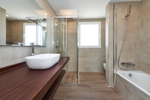Spacious en-suite bathroom