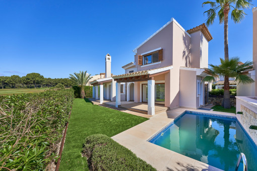 Idyllic house directly on the golf course with private pool