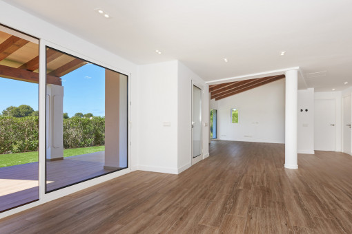 Bright living/dining area with access to the garden