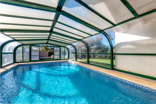 Garden with convertible pool – usable as outdoor pool