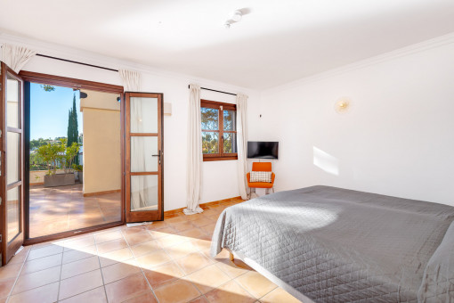 Master bedroom with access to the sun terrace