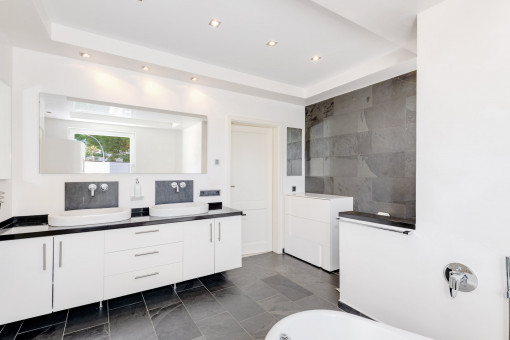 One of the four modern bathrooms