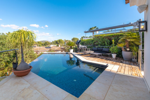 Elegant infinity pool overlooking the greenery