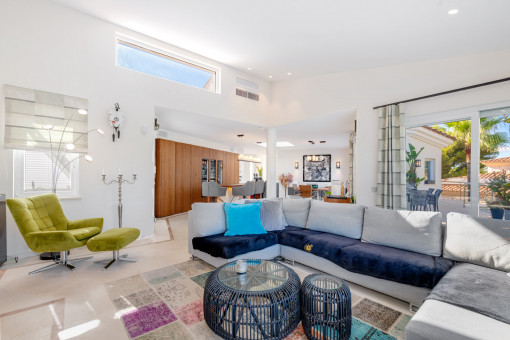 Open, light-flooded living area with large window fronts