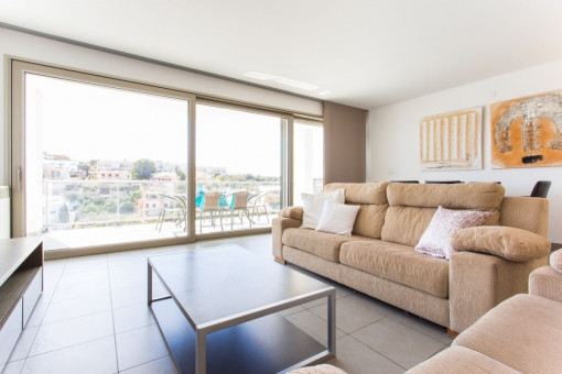 Bright living area with access to the terrace