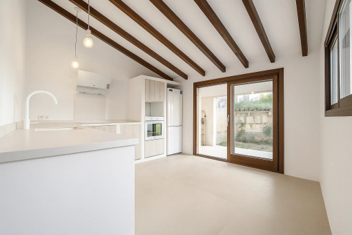 Modern kitchen with access to the terrace