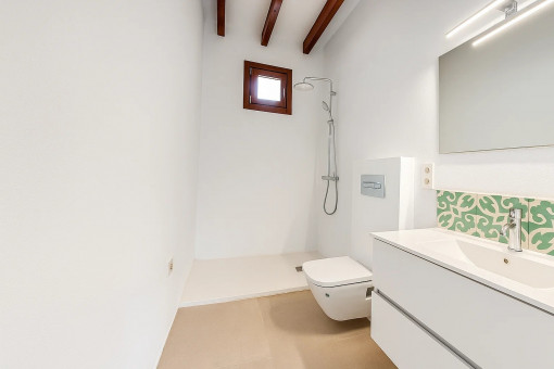 Modern ground-floor bathroom with shower