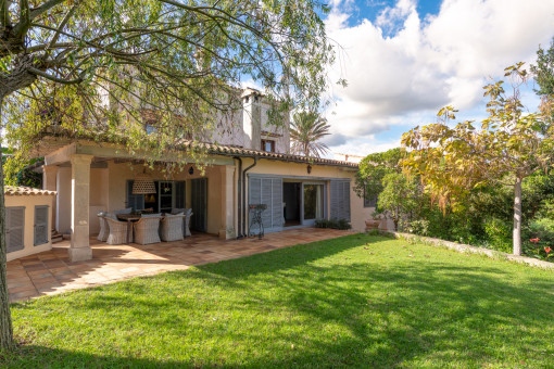 Large garden with natural shade and tranquillity