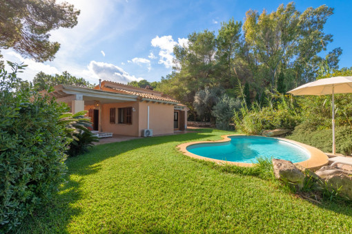 Bungalow with pool area
