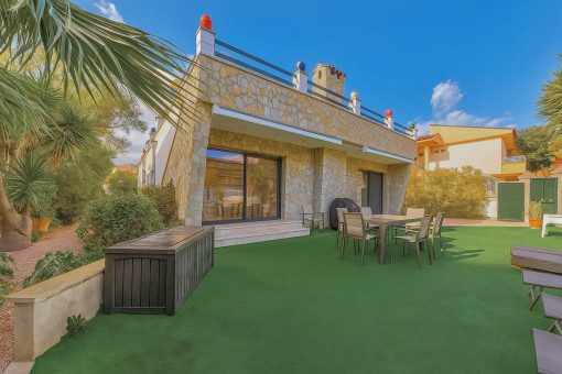 Spacious terraces in front of the living room