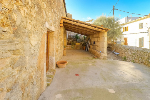 Access and covered terrace