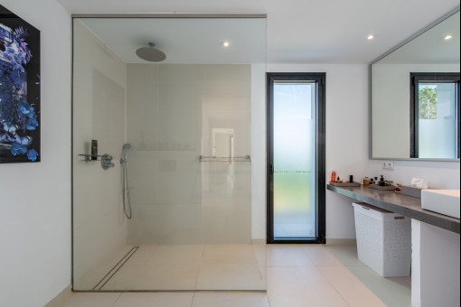 Bathroom upper floor