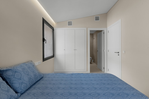 Bedroom of the separate apartment with bathroom en Suite