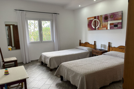 Bedroom with two single beds