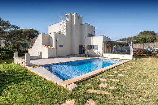 Pool terrace with access to the dining room / kitchen