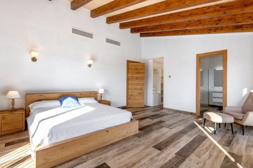 ..and en suite bathroom and walk in wardrobe