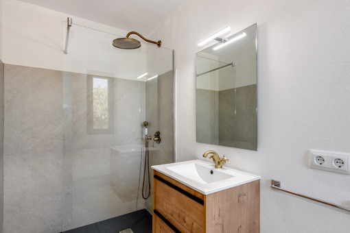 One of the six modern bathrooms