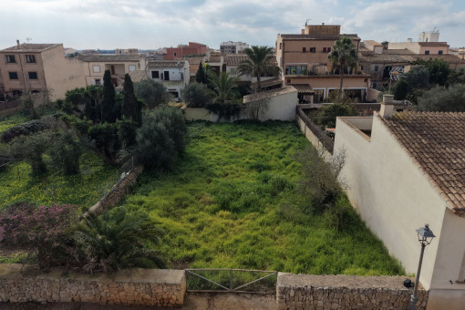 Plot within walking distance to restaurants, cafés and the weekly market