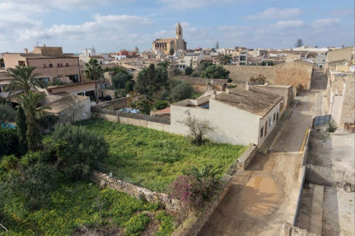 Central yet quiet location in a cul-de-sac, close to the main plaza