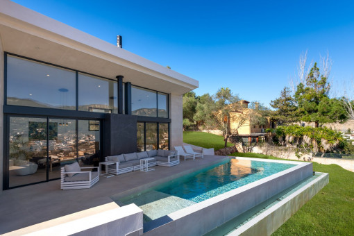 Außenansicht mit Pool