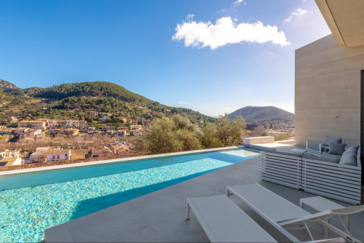 Sonnige Poolterrasse